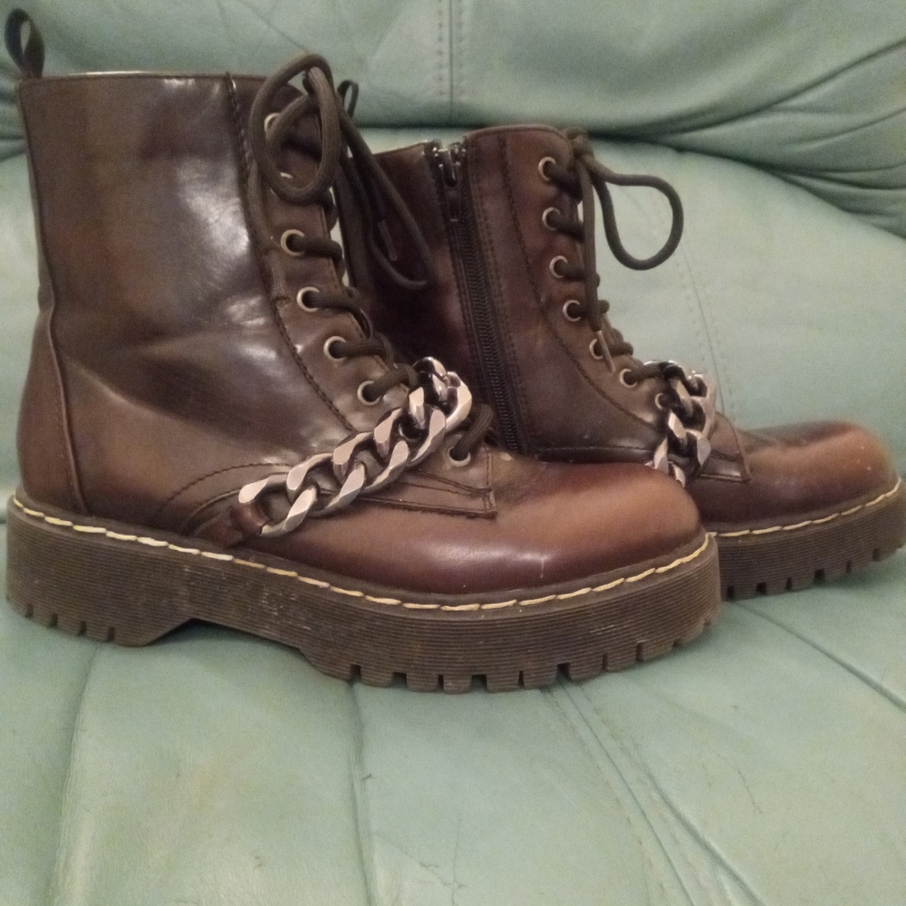 UNIONBAY Burgundy Distressed Moto Boots w Chains